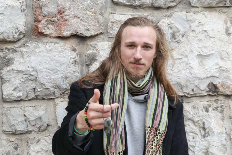 Oma Desala - Žigan Krajnčan je namreč objavil nov videospot, avtorsko delo, posnet v Cukrarni, v katerem združuje ravno vse elemente, s katerimi se je predstavil tudi na odru Talentov - ples, petje in beatboxing, ter seveda svojo sposobnost neverjetno gibljivih prstov.