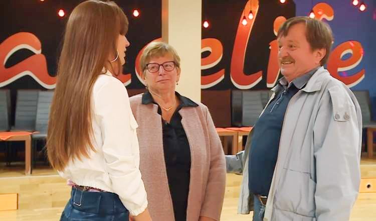 Aleksandra Košir - Čedna dolgolaska je namreč plesalka in plesna pedagoginja, ki že 20 let predano poučuje tečajnike in ustvarja čarovnijo na plesnem parketu. Aleksandra, ki je diplomirala je iz plesne animacije, je hkrati tudi organizatorka plesnih dogodkov.