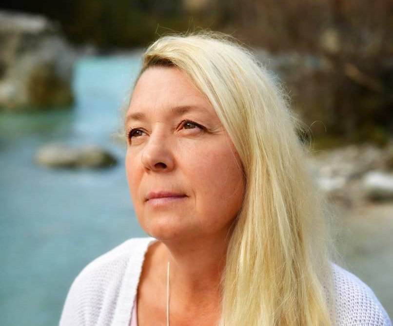 Kdorkoli v Sloveniji se trudi za življenje v svetlobi in za njeno širitev, pozna Anamarijo Kovačič, aktivno varuhinjo Zemlje ter voditeljico delavnic za dvig zavesti in njen neumoren trud za Novo Zemljo. V pogovoru nam je zaupala marsikaj, tudi to, da je v teh časih srečna in svobodna.