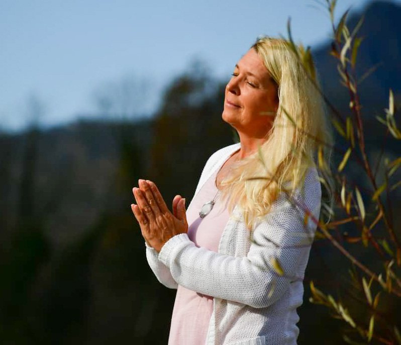 Anamarija Kovačič - Vstopam v najlepše obdobje poslanstva svoje duše. Postajam čista izkušnja sebe. Moj namen je izkusiti, kako je biti bitje luči in ljubezni v človeški podobi. Kako je biti eno z materjo Zemljo in stvarstvom. To izkušnjo, ta vedenja in modrosti delim in bom delila s tistimi, ki bodo pripravljeni stopiti na to pot.