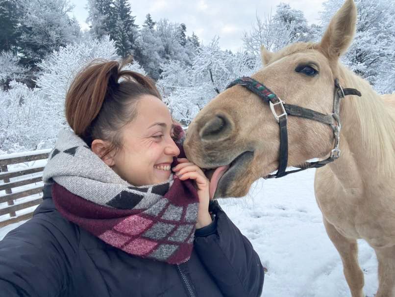 Anja Ramšak v varnem objemu kobile Inge. Voditeljica na Radiu 1 Anja Ramšak se je za nekaj mesecev umaknila iz javnosti, zdaj pa je spregovorila o razlogih za umik.