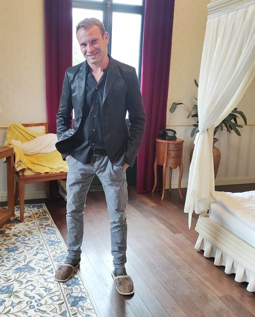 David Krulčič je pojasnil, da je bila sprva babica nekoliko zadržana do ideje, da bo sodeloval v resničnostnem šovu, saj ni razumela, kako bo to potekalo. A zdaj se je že privadila in z zanimanjem spremlja dogajanje.