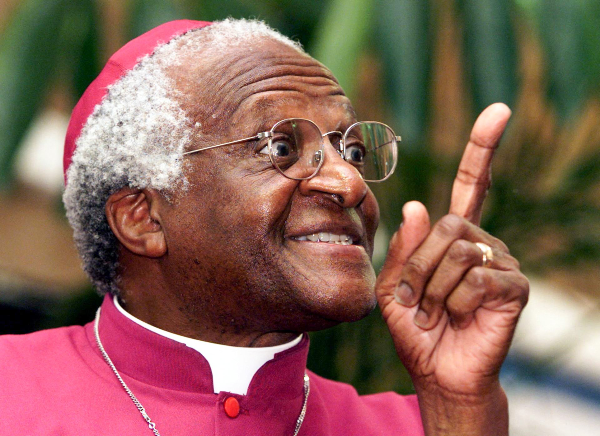 Smrt zaslužnega nadškofa Desmonda Tutuja je novo poglavje v poslavljanju od generacije izjemnih Južnoafričanov,ki so nam zapustili svobodno Južno Afriko,je sporočil Cyril Ramaphosa. Tutu je veljal za enega najbolj znamenitih južnoafriških borcev proti apartheidu ob Nelsonu Mandeli. Leta 1984 je za svoja prizadevanja prejel tudi Nobelovo nagrado za mir.