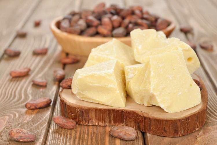 Kakavovo maslo vsebuje veliko antioksidantov, predvsem vitamina E, ki nevtralizira škodljivi vpliv prostih radikalov. Koži podari rahlo porjavel ten, jo napoji z omamnim, a nežnim vonjem po čokoladi ter jo naredi mehko in voljno.