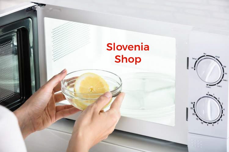 Pri vsem skupaj vam lahko pomaga vaša mikrovalovna pečica. V njej narahlo segrejte celo limono, ki se bo zaradi valov zmehčala, vi pa boste nato lahko lažje iztisnili vse njene sokove. Če jo na visoki moči segrevate 20 sekund, bo tako njena lupina postala mehkejša, hkrati pa se bo zmehčala tudi njena notranjost.