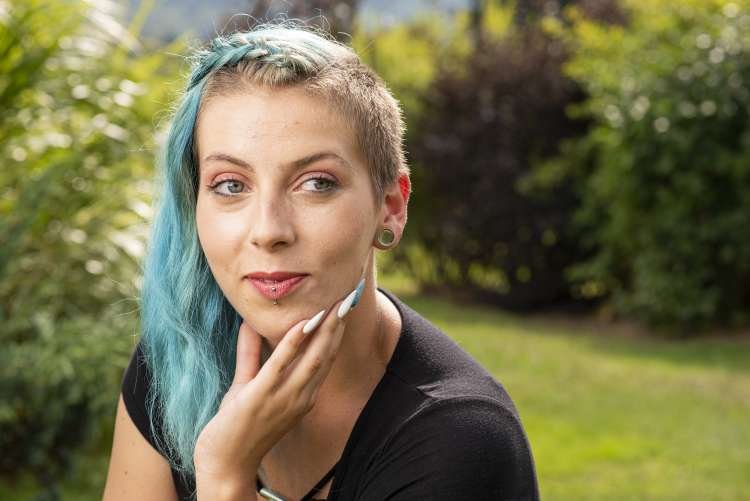 Ni več skrivnost, da je Mihaelo Krajnc po koncu snemanja šova Ljubezen po domače zadela Amorjeva puščica. Spoznala je namreč prijetnega moškega, ki jo je pritegnil ravno zaradi tega, ker je bil tako zelo drugačen od vseh glasnih osvajalcev.