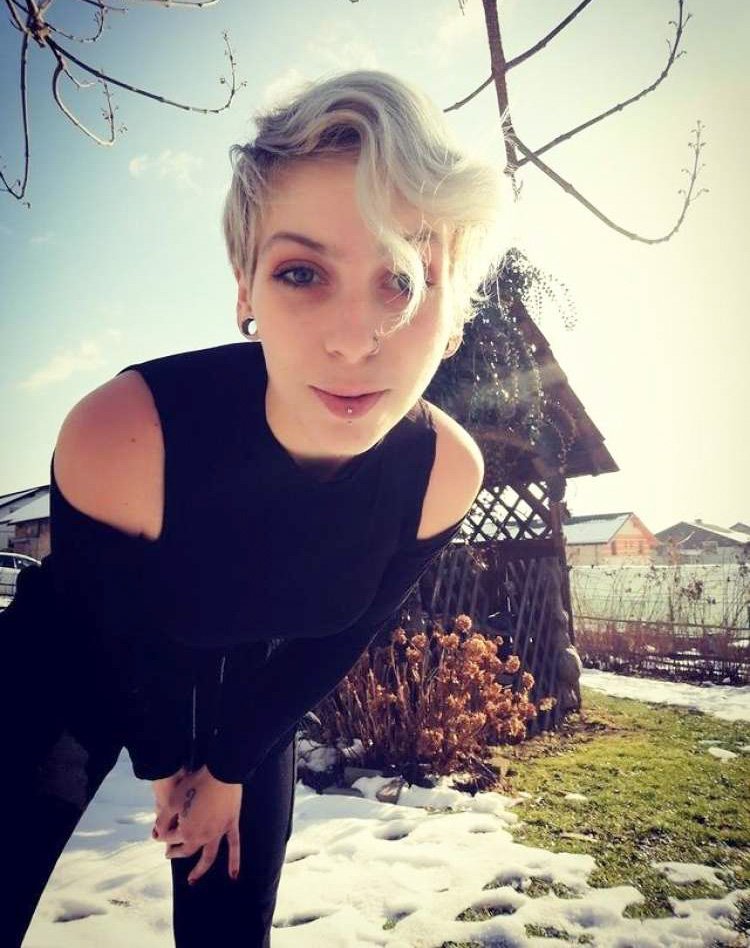 Mihaela Krajnc - Ljubezen po domače - Po mamini strani imam polbrata oziroma kar brata, ki je še mladoleten in se mi zdi prav, da morda tudi z videzom pokažem njemu in ostalim, da sem resna glede njegove vzgoje in sprejema skrbništva nad njim, ter da se bom te naloge lotila kar se da odgovorno.