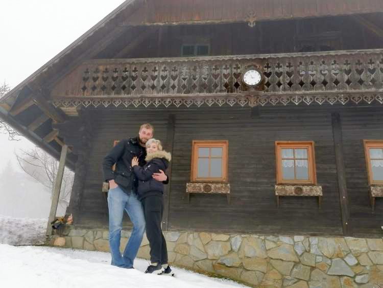Mihaela Krajnc in njen zaročenec Janez - In res se ni motila. Zadržani Janez ni človek besed, pač pa človek dejanj, ki je Mihaeli v veliko oporo v vseh odtenkih življenja. Skozi težko obdobje, ki je nastopilo po mamini prerani smrti, tako mnogo lažje stopa z roko v njegovi dlani in zavedanjem, da je ne bo izpustil niti tedaj, ko njuna pot ne bo obsijana s soncem.