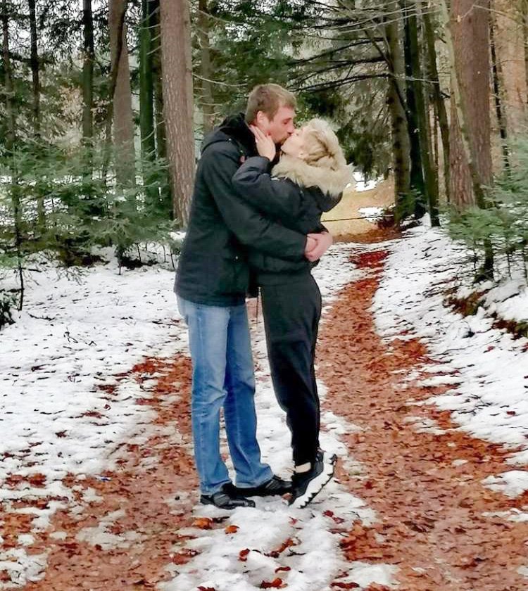 Mihaela Krajnc in njen zaročenec Janez - V njuni ljubezenski zgodbi sta namreč malce zamenjala tradicionalne vloge, tokrat je bila Mihaela tista, ki se je trudila za njegovo pozornost, saj je čutila, da se pod zadržano podobo skriva prav posebna oseba.