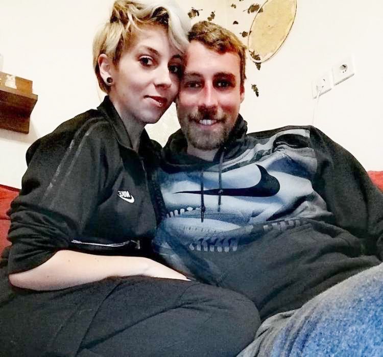 Mihaela Krajnc in njen zaročenec Janez - Janez je Mihaeli svojo predanost izkazal tudi tako, da je pokleknil na kolena in jo zaprosil za roko.