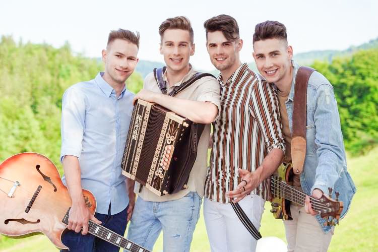 Supertalent - Polkaholiki - Na polfinalnem odru so včeraj nastopili kot zadnji in dvorano z miksom hitov Eda Sheerana, Petra Graša, Oliverja Dragojevića ter Tonyja Cetinskega in Toše Proeskega spet spravili na noge.