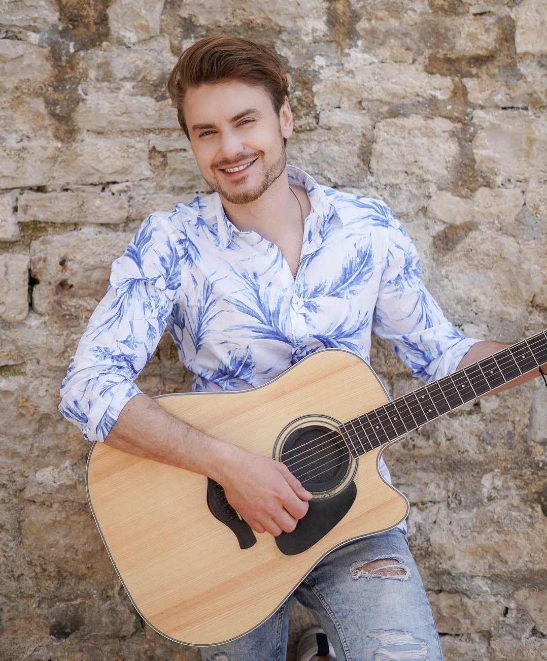 Kot smo poročali že včeraj, danes na odru šova Slovenija ima talent zaradi bolezni ne bo finalista Dina Petrića. Ob novici so bili negativno presenečeni številni oboževalci, ki pravijo, da je bil Dino njihov favorit, hkrati pa ne razumejo, zakaj produkcija ni našla drugačne rešitve.