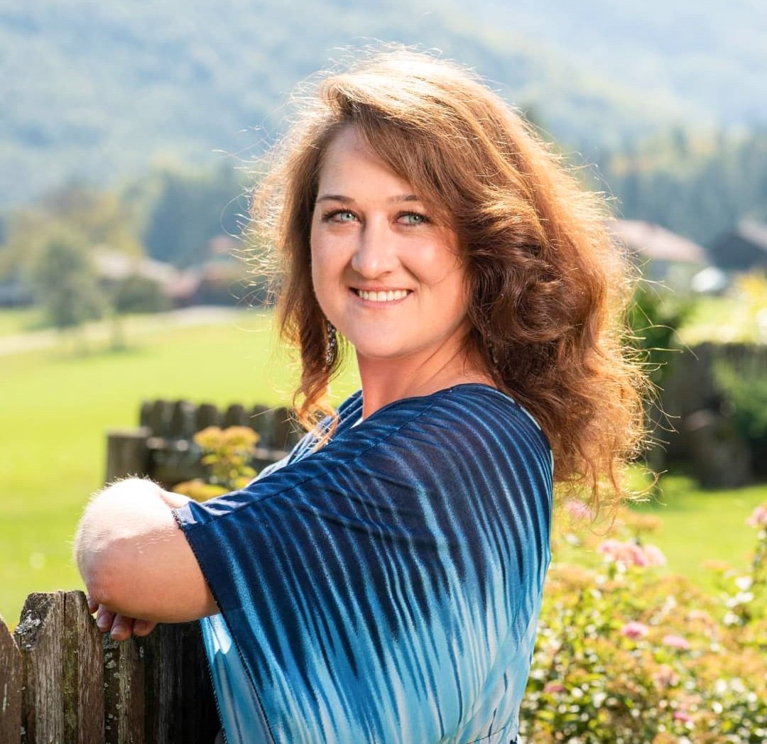 Z veseljem vam tako sporočamo, da sta se med ustvarjanjem oddaje zaljubila Sentya Tia Awbell in Matej Rokavec, ki sta se sicer mudila na različnih posestvih, Matej pri Mihaeli na Muti, Sentya pa pri Davidu na Primorskem. A to še zdaleč ni vse, Matej je namreč že pokleknil na kolena, zaročenca pa sta se 22. oktobra razveselila rojstva deklice, ki sta jo poimenovala Aurora.