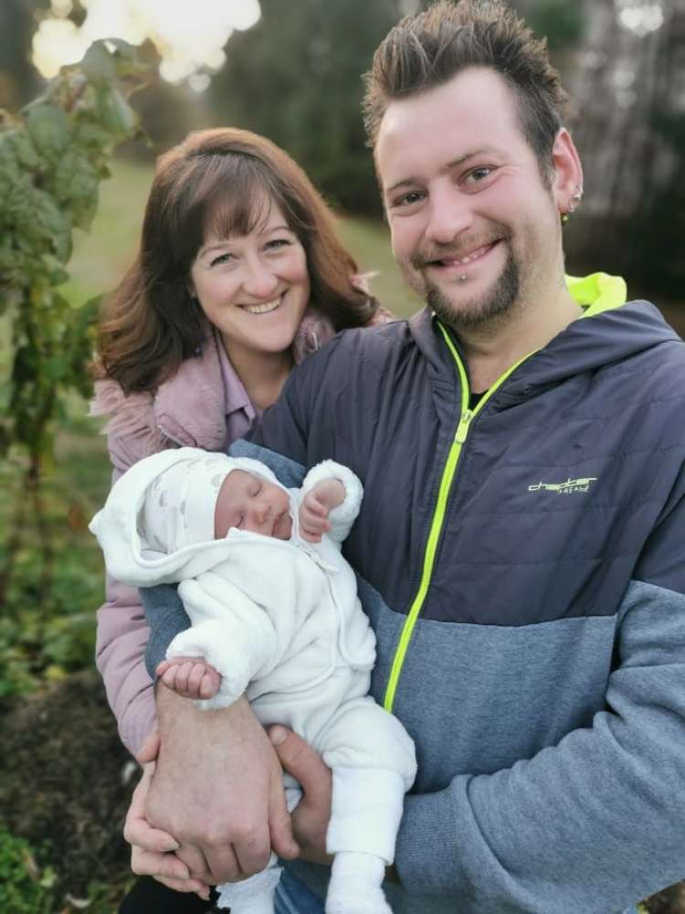 Tudi letošnje leto je oddaja Ljubezen po domače poskrbela za otroški jok. Tokrat sta se izza kamer združili dve srci, ki sta svojo ljubezen dobro leto po snemanju šova okronali z naraščajem. Novopečeno družinico smo obiskali kmalu po porodu in se prepičali, da sta Matej in Sentya naravnost čudovit par, ki neskončno uživa v starševski vlogi.