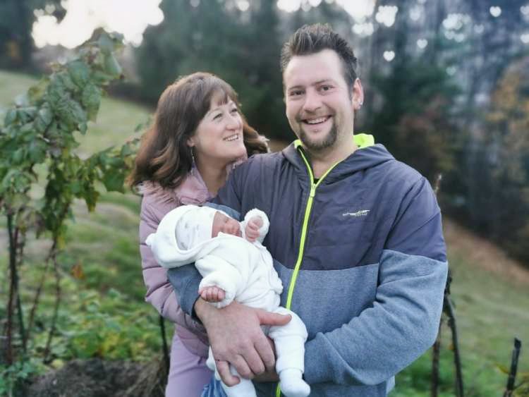 Tudi letošnje leto je oddaja Ljubezen po domače poskrbela za otroški jok. Tokrat sta se izza kamer združili dve srci, ki sta svojo ljubezen dobro leto po snemanju šova okronali z naraščajem. Novopečeno družinico smo obiskali kmalu po porodu in se prepičali, da sta Matej in Sentya naravnost čudovit par, ki neskončno uživa v starševski vlogi.