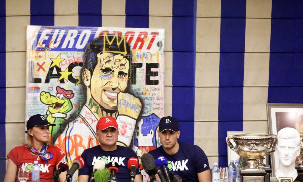 Novak Đoković - Kar štiri dni, vse do ponedeljka, bo moral Novak Đoković preždeti v Park Hotelu v Melbournu, kjer na milost avstralskih oblasti čaka tudi nekaj ducatov migrantov, preden bo stopil pred sodnika, ki ga bo posadil v letalo ali mu dovolil nastopiti na uvodnem grand slamu sezone.