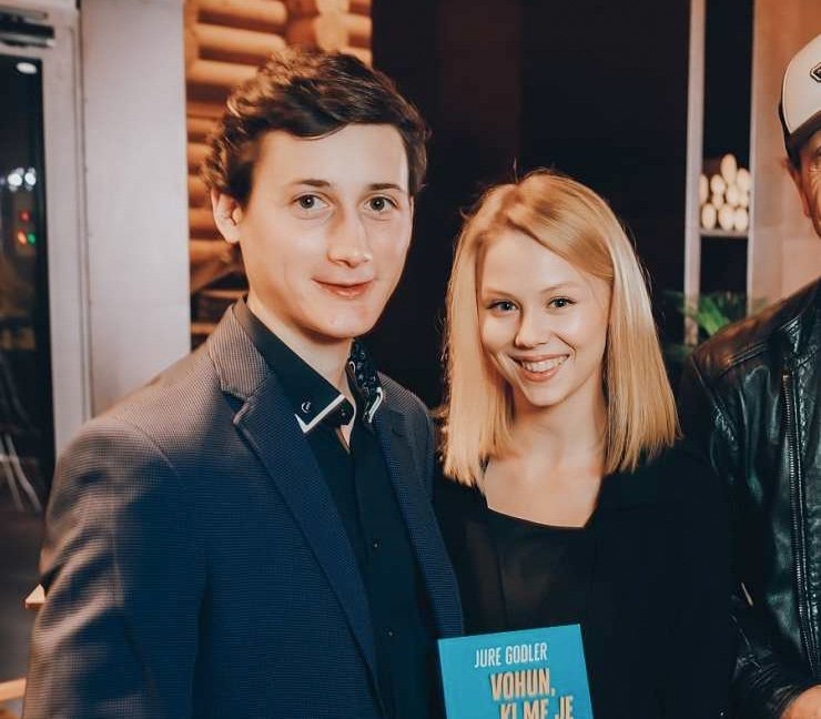 Srce mladega skakalca Ceneta Prevca greje svetlolasa Julija Patricija Novak. Bratje Prevc so bili vedno skrivnostni, ko je beseda nanesla na njihovo zasebno življenje, predstavnikom sedme sile pa so vsakokrat dali vedeti, da o svojih najbližjih ne bodo govorili v javnosti.