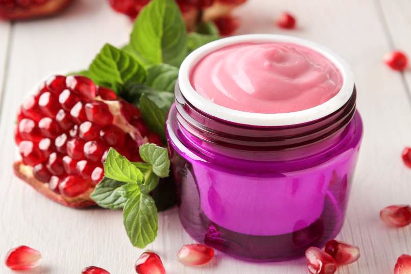 Vsebuje vitamine, še posebno bogato je z vitaminom C in antioksidanti. V izdelavi kozmetike se uporabljajo razni izvlečki iz granatnega jabolka in olje iz semen. Za domačo rabo je primeren tudi kar svež sok granatnega jabolka ali poparek iz cvetov.