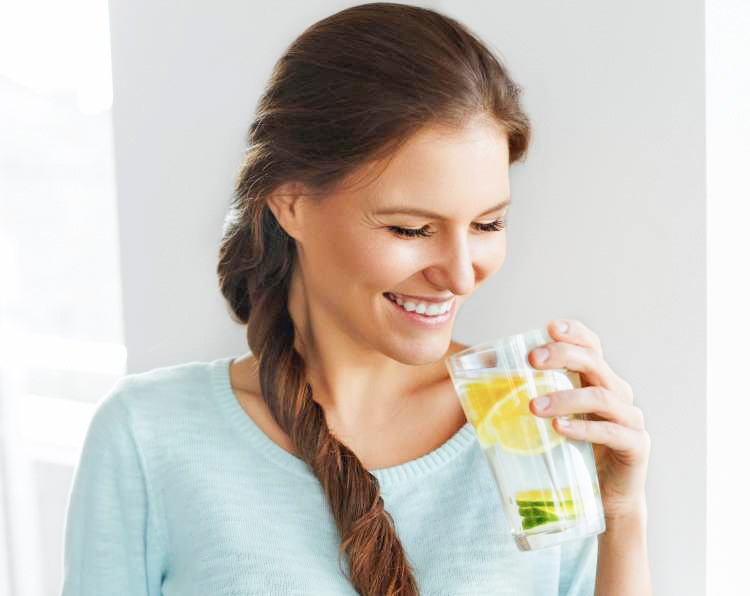 Če že veste, da se bo zabava zavlekla, sprejmite previdnostne ukrepe. Na nočno omarico postavite pollitrski kozarec vode in multivitaminsko šumečo tableto. Voda bo pomagala proti dehidraciji, ki jo povzroča uživanje alkohola, medtem ko vitamini (zlasti skupine B) preprečijo da bi alkohol škodoval notranjim organom.