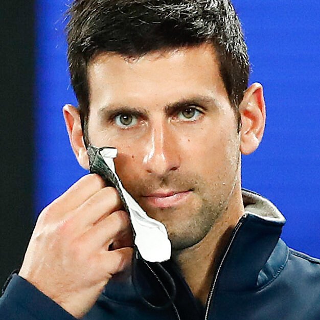 Datum prvega pozitivnega koronskega PCR testa je 16. december 2021, je zapisano v vlogi. Novak Đoković je v sporu z avstralskimi oblastmi glede zdravstvene izjeme za cepljenje proti covidu-19, potrebne za vstop v državo. V sredo zvečer po evropskem času so mu zavrnile vstop.