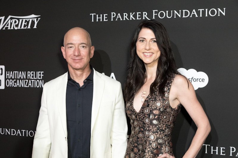 Na Forbesovem seznamu desetih najbogatejših ljudi so ustanovitelj Tesle Elon Musk, ustanovitelj Amazona Jeff Bezos, soustanovitelja Googla Larry Page in Sergey Brin, prvi mož Facebooka Mark Zuckerberg, nekdanja prva moža Microsofta Bill Gates in Steve Ballmer, nekdanji prvi mož Oracla Larry Ellison, ameriški investitor Warren Buffet in prvi mož francoske luksuzne skupine LVMH Bernard Arnault.