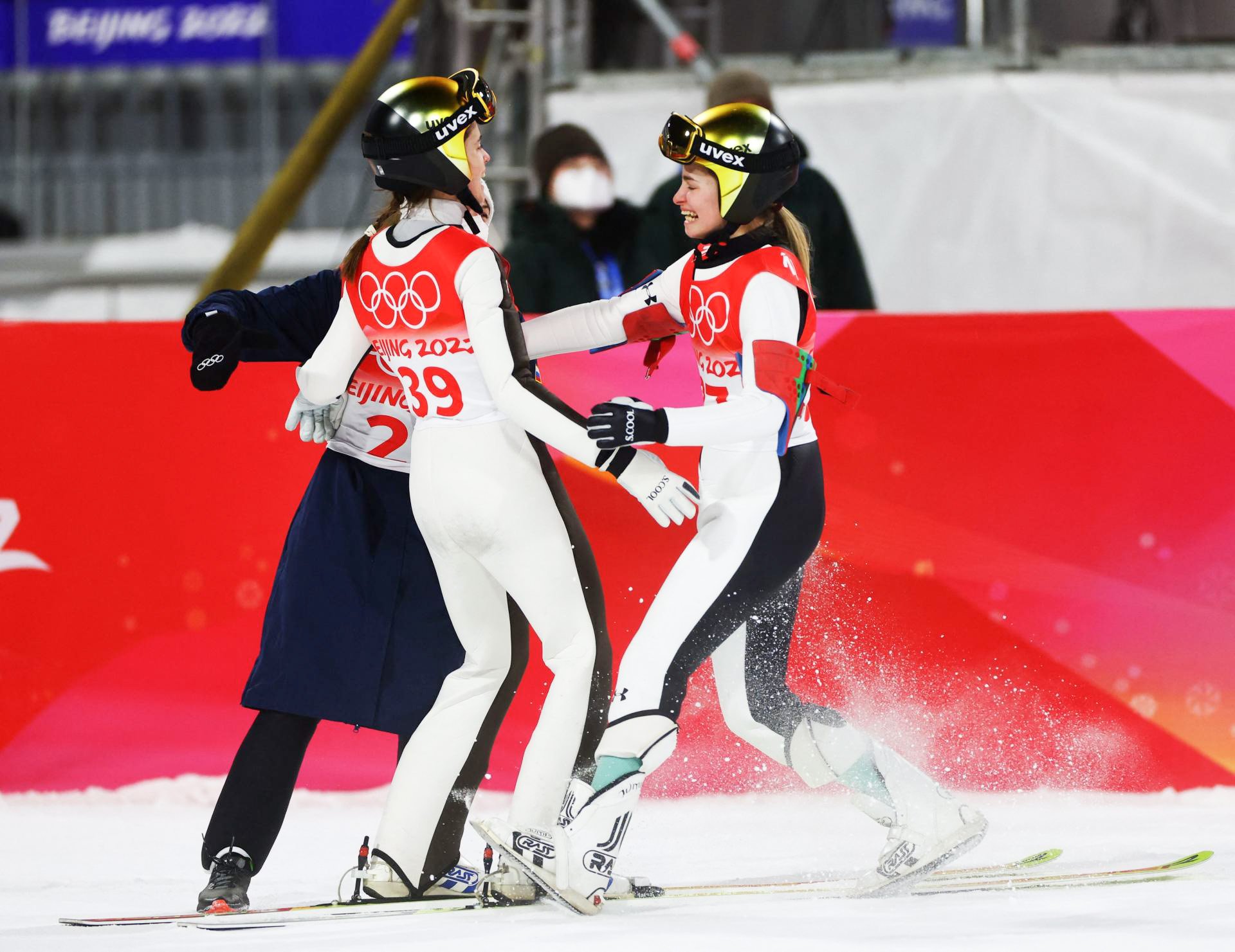 S tem je Bogatajeva izgubila tudi pokal za alpsko krono, za katerega sta šteli tekmi v Hinzenbachu in decembrska preizkušnja v Ramsauu, kjer je bila Urša tretja. Avstrijska lovorika je tako namesto olimpijski prvakinji pripadla lanski zmagovalki svetovnega pokala Niki Križnar