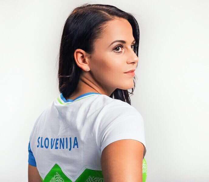 Gloria Kotnik - slovenska deskarka na snegu - bronasta olimpijska medalja - Prešerno razpoloženje je že tudi v Velenju, na domu nosilke bronaste olimpijske kolajne Glorie Kotnik, ki ga bomo tudi pospremili v popoldanskih urah.