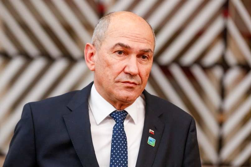 Omenjenega meseca je zaslužil 6.099,15 evra bruto. Podatka o premierjevi neto plači Ukom Večeru ni posredoval. Jelko Kacin, ki je po tem, ko je zapustil mesto vladnega govorca za covid-19, postal državni sekretar za koordinacijo cepljenja proti covidu-19, je za januar dobil bruto 5.244,15 evra, kar je 3.049,94 evra neto.
