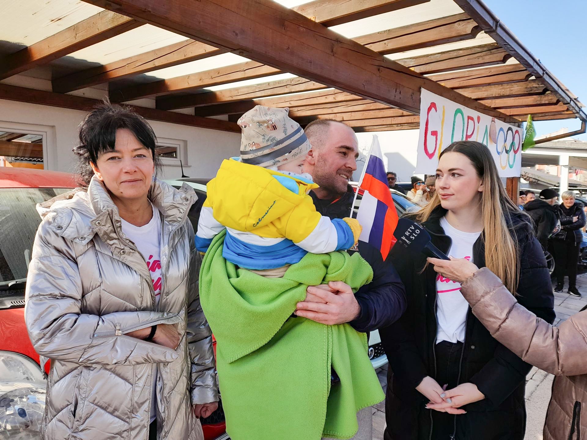 Gloria Kotnik - slovenska deskarka na snegu - bronasta olimpijska medalja - Prešerno razpoloženje je že tudi v Velenju, na domu nosilke bronaste olimpijske kolajne Glorie Kotnik, ki ga bomo tudi pospremili v popoldanskih urah.