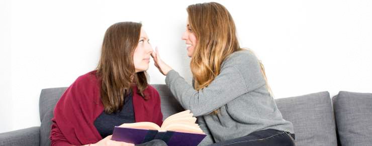 Potrebujemo pomoč druge osebe. Lahko poskusimo tudi sami, vendar je v tem primeru precej težje. Gledati je treba navzdol, s kazalcem leve roke pritisniti na zgornjo veko in s palcem ter kazalcem desne roke prijeti trepalnice ter poskusiti veko obrniti okoli.