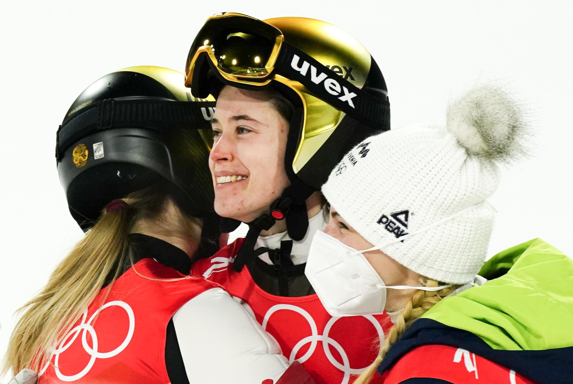 Olimpijske igre - Urša Bogataj je postala šele druga Slovenka z zlato olimpijsko medaljo na zimskih igrah. Na isti tekmi so se z bronom sanje uresničile tudi Niki Križnar.