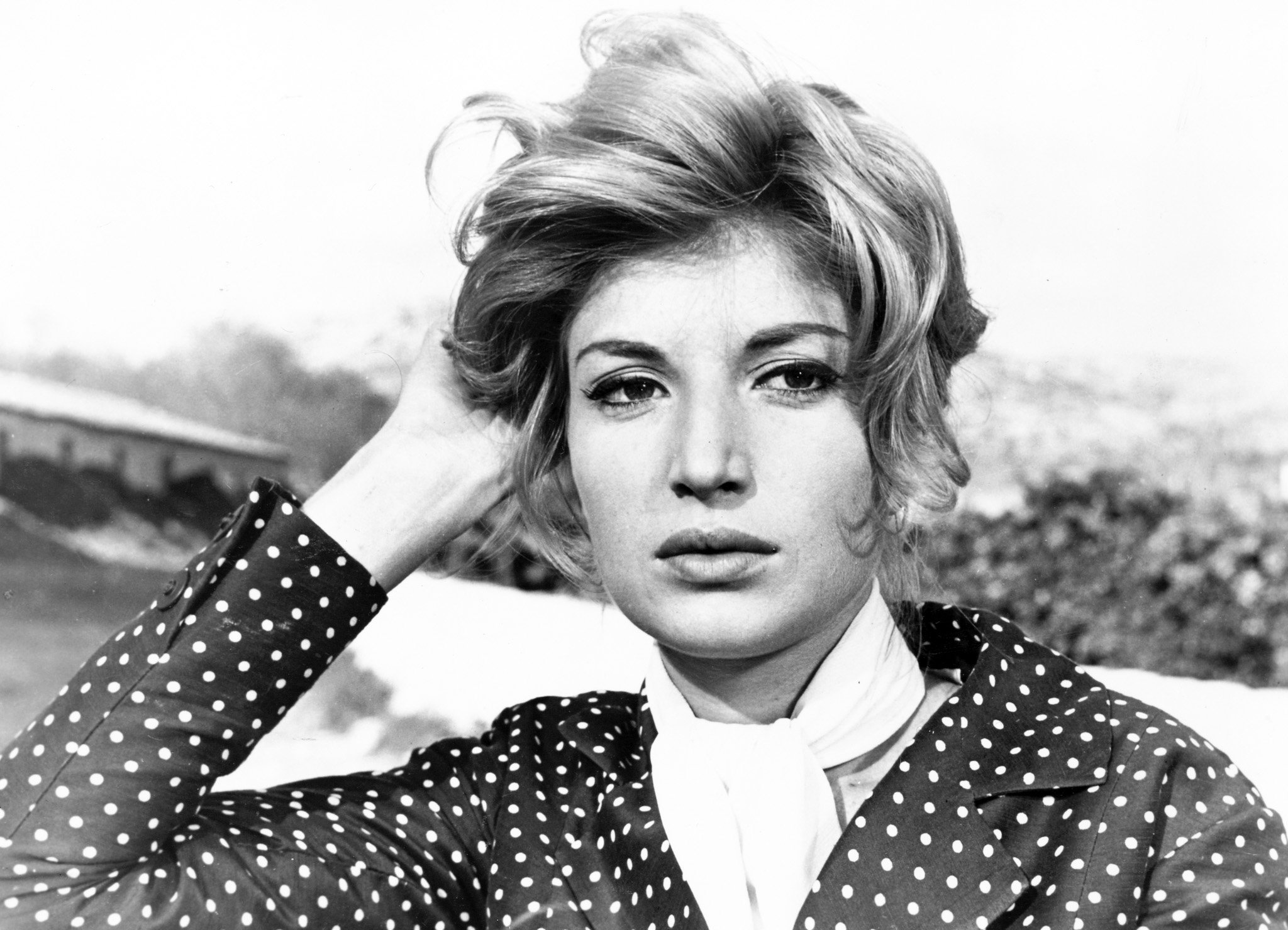 V 91. letu starosti je danes umrla italijanska filmska igralka Monica Vitti. Novico o smrti igralke, ki je ob Albertu Sordiju veljala za kraljico italijanskih filmskih komedij, je sporočil italijanski politik, novinar, pisatelj in režiser Walter Veltroni.