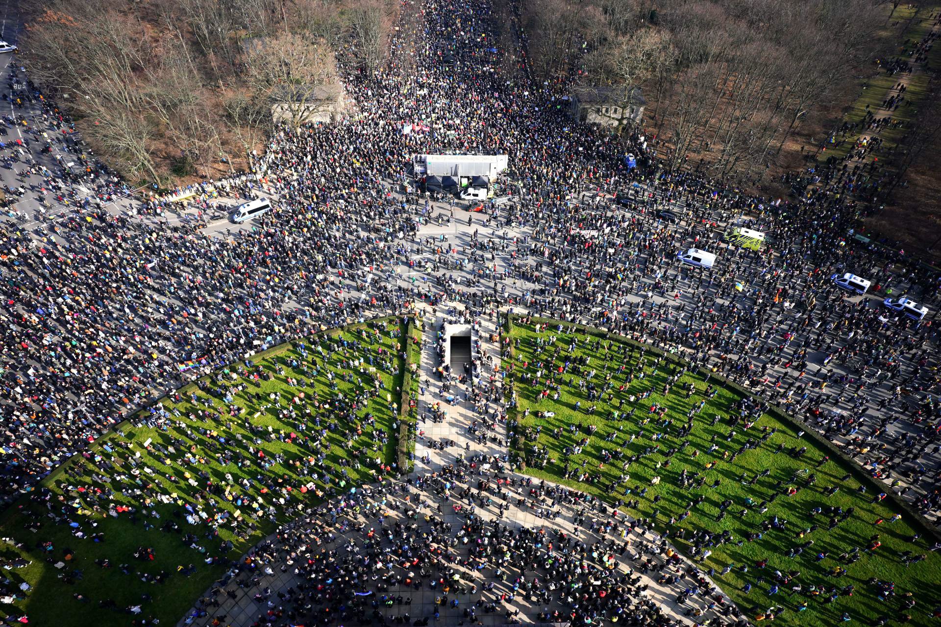 V Berlinu se je danes več kot 100.000 ljudi udeležilo shoda v znak solidarnosti z Ukrajino. Številni protestniki so bili oblečeni v modro in rumeno barvo v barvah ukrajinske zastave, poroča francoska tiskovna agencija AFP. Protesti so odvili tudi po številnih drugih mestih po svetu. 