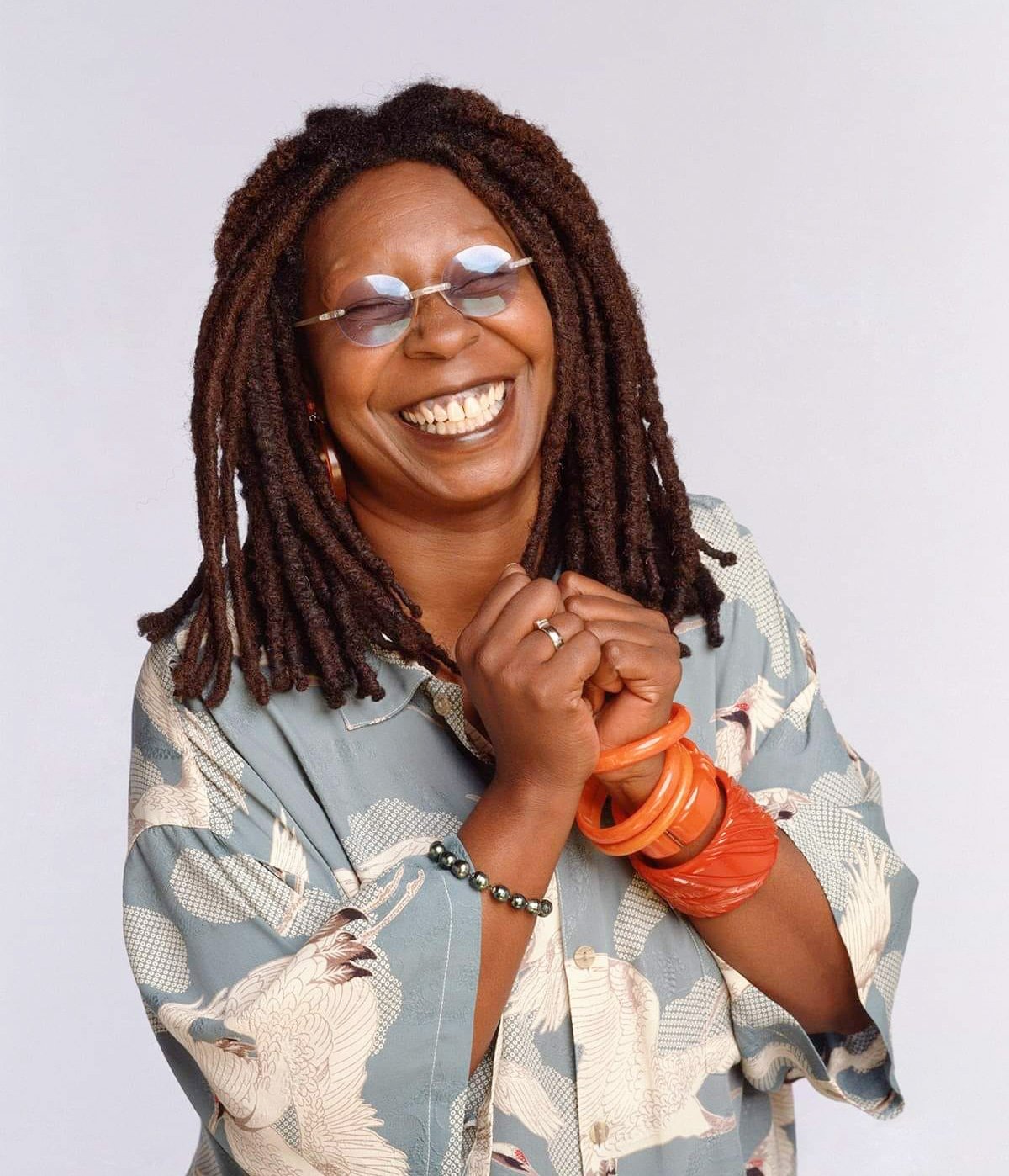 Televizijska mreža ABC News je za dva tedna suspendirala hollywoodsko zvezdnico in televizijsko voditeljico Whoopi Goldberg, potem ko je ta dejala, da sta bili v holokavst vpleteni dve skupini belcev – torej da pri genocidu nad Judi ni šlo za raso.
