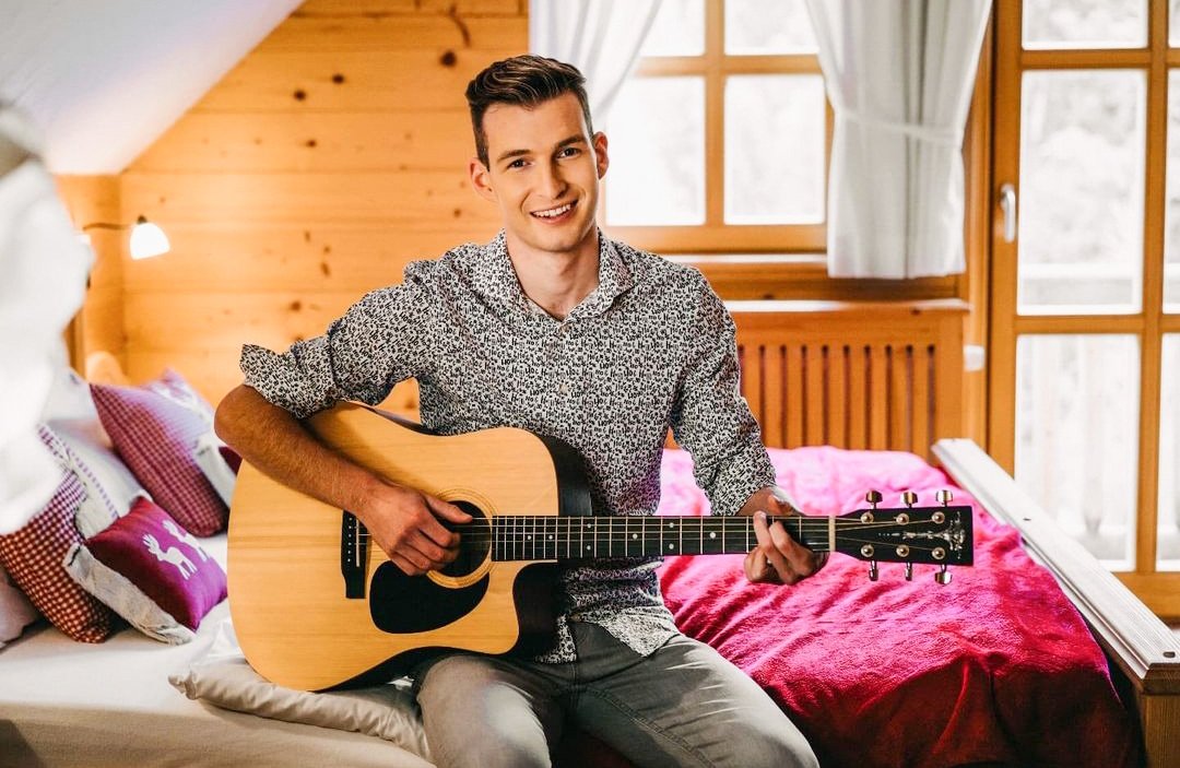 Žiga Jelar je uspešen tudi na glasbenem področju - danes v Planici na 6. mestu.