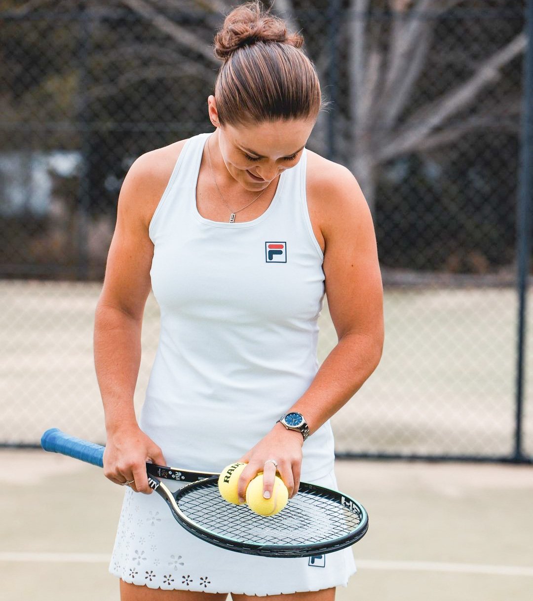 Ashleigh Barty - kot 18-letnica je za dve leti šla igrat - kriket. Poklicno. Tokrat je menda drugače, pravi trenutek je za bolj resno slovo. Januarja je postala prva Avstralka po 44 letih, ki je osvojila domači grand slam, še več ji pomeni wimbledonska trofeja.