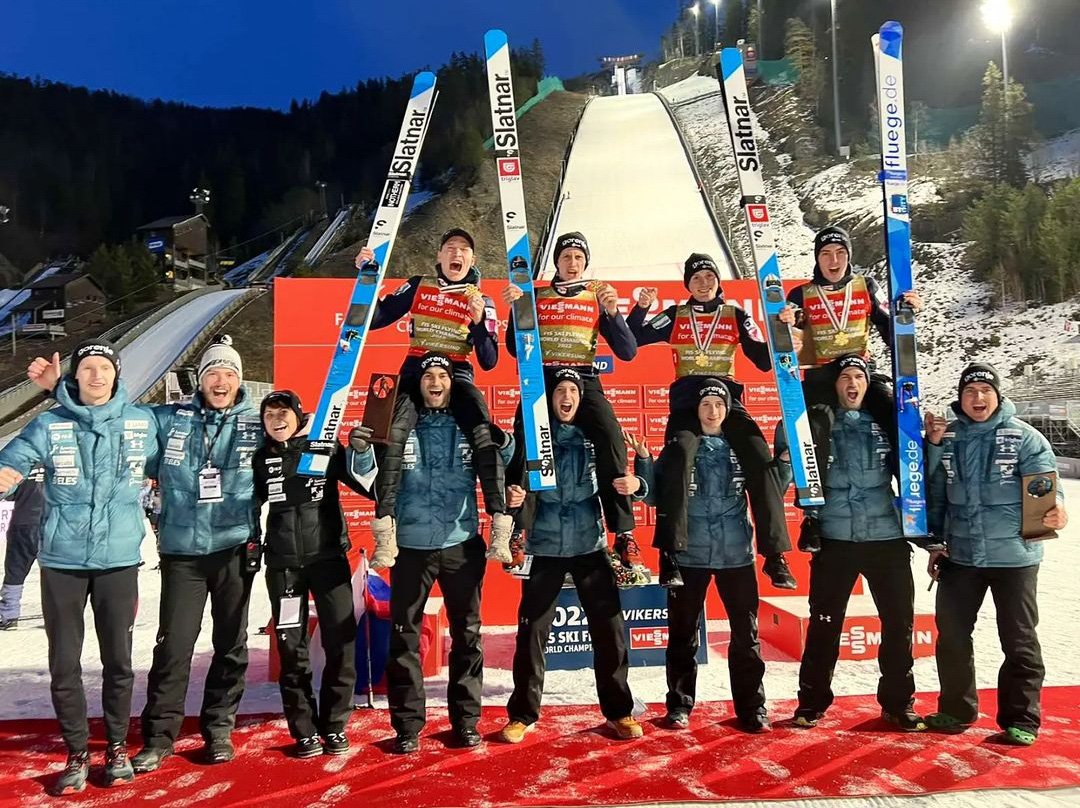 Najboljše izide je dosegla v šestih od osmih tekmovalnih skokov ter prepričljivo vodila že po polovici tekme. Takrat so si Domen Prevc z 222, Peter Prevc z 231, Timi Zajc z 229,5 ter Anže Lanišek z 234 m nabrali 63,4 točke naskoka pred Nemci in 77,2 pred Avstrijci.