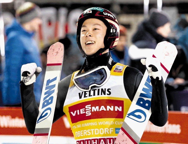 Norvežan Marius Lindvik (455,1 točke) je v Planici pred 12.500 gledalci dobil zadnjo tekmo 43. sezone svetovnega pokala skakalcev. Na stopničkah je na tretjem mestu končal danes najboljši Slovenec Peter Prevc (438,6), Žiga Jelar (435,2) je s šestim mestom osvojil mali kristalni globus za polete.