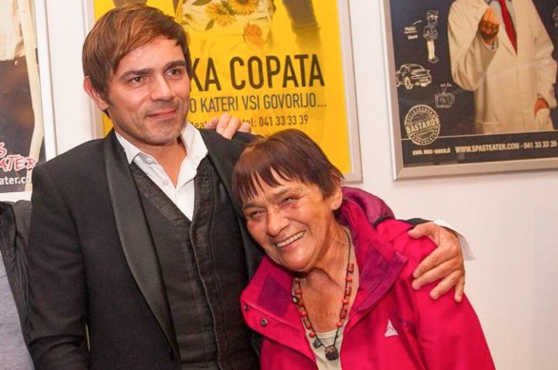 Slovenski voditelj in komik Lado Bizovičar je na družbenem omrežju razkril, da bodo v SiTi teatru v spomin na njegovo mamo Barbaro predvajali dokumentarni film Doma v Afriki. Spominska projekcija bo sicer potekala 16. marca ob 19. uri, vstop pa je prost.