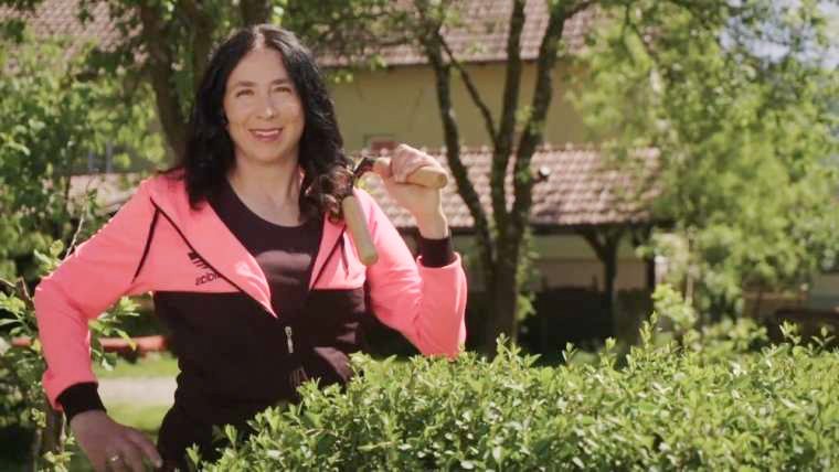 Mija Rovtar - Ljubezen po domače - Pozor, pozor v naši lepi ulici se ponoči sprehajajo tatovi. Ukradli so mi nekaj zelo uporabnih delovnih orodij. Prosim kradljivca, naj mi vrne vsaj voziček za prenašanje bremen, ker sem sredi adaptacije spodnjega dela hiše, sicer ga bom prikazala na kameri.