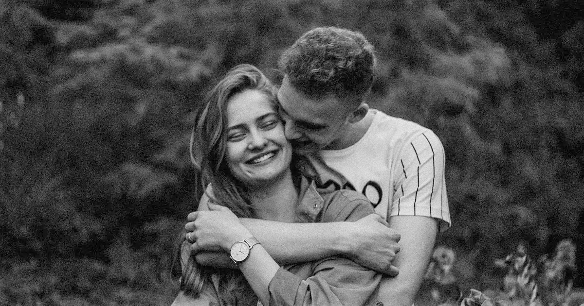 Ljubezen pride v življenje nepričakovano. Ne pride takrat, ko jo namensko iščete ali si jo želite. Obišče vas običajno takrat, ko mislite, da NISTE pripravljeni. Takrat, ko imate povsem druge načrte. Pride takrat, ko ste morda še vedno prizadeti in razočarani zaradi preteklosti.