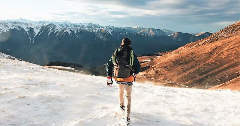 Med manjšim in večjim zlom ne izberi nobenega Med dvema besedama izberi tišjo. Med besedo in molkom izberi poslušanje. Med dvema knjigama izberi tisto, ki je bolj prašna. Med zemljo in nebom izberi ptico. Med dvoje živali izberi tisto, ki te bolj potrebuje. Med dvema otrokoma izberi oba. Med manjšim in večjim zlom ne izberi nobenega.