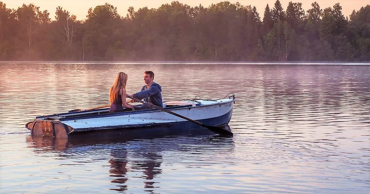 Njihova sveža energija in nedefiniranost je včasih naporna - za njih same, kot tudi za tiste okrog njih. Najtežje je namreč biti prvi, pionir - nikakršnega okvira ni, na katerega bi se lahko oprl. Edino vodilo indigo posameznikov je njihova lastna notranja vizija božanskega reda - po njej se ravnajo in njej se poskušajo približati - tudi v ljubezni. Preberite, kakšna so osnovna načela indigo partnerskega odnosa.