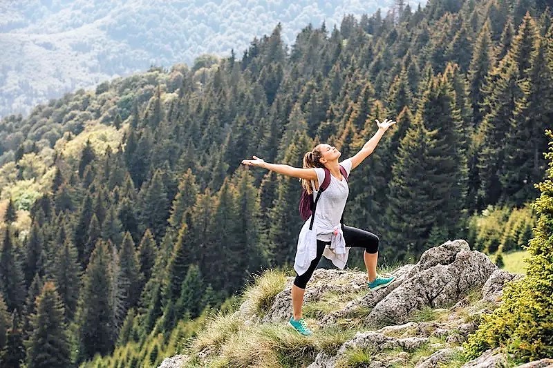 Ni je strah vetra, ki ji razmrši lase. Ne želi si lepotne operacije, pač pa ozdravitev svoje duše. Je drugačna, ker ostaja sama svoja.