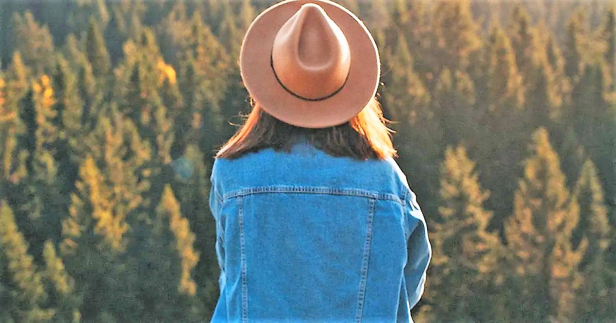 Ne polni svojega uma z navodili. Zadušila bodo tvojo spontanost. Ves čas življenja si kopičil navodila, drugo nad drugim. Pa si bil sposoben izpolniti katero od njih ? Ostani tih in se potopi v svojo notranjost, v edino jedro ...