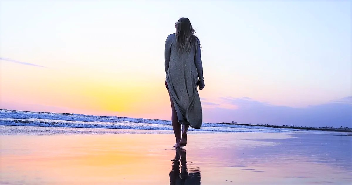 Ne dopusti, da te družba prepriča, da je iskrenost slabost. Da so tvoji občutki pretiravanje. Naj te lastne želje ne zadušijo, izrazi jih. Strast je namreč danes popolnoma podcenjena. Nemogoče je popolnoma uživati v nečem, če to delaš z distanco, če se ne predaš v celoti. Naj te ljudje ne prepričajo, da je življenje tekma, ker to ni. Ne tekmuj z drugimi. Nisi na nogometni tekmi ali na lepotnem tekmovanju. Odpri se in bodi pristen ter sam svoj.