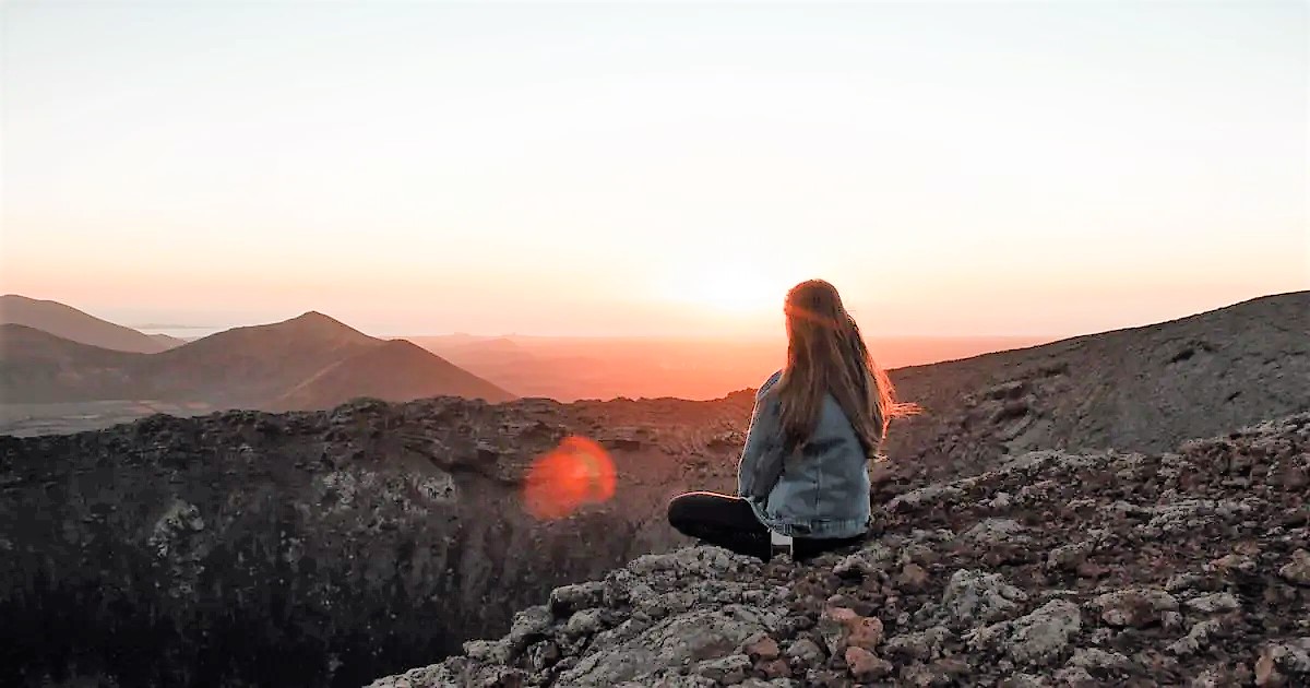 Zelo popularno mišljenje danes je, da moramo biti ves čas pozitivni, dobre volje in posuti z rožicami. Težava je v tem, da se izrablja navidezno pozitivno mišljenje zato, da se prikrije negativna čustev, ki se morda porajajo nekje globlje v nas. To je ena največjih napak današnje novodobne duhovnosti, saj na ta način ustvarjamo resnične blokade, ki nas razžirajo. Naša duša si želi postati zopet celostna in radostna, kar pa se ne mora zgoditi, dokler se ne sooči z vsemi globoko potisnjenimi travmami, strahovi, negativnimi čustvi in sencami, ki jih je potrebno izčistiti, da smo lahko zopet celostni. Če se pretvarjamo, da smo pozitivni in je vse lepo, hkrati pa nekje globoko v nas še vedno tlijo potisnjena čustva, žal nikoli ne bomo zares v življenje priklicali sreče, zdravja in obilja.