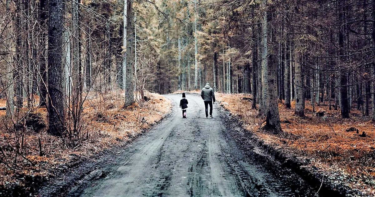 Neki oče je pripeljal težavnega sina k rabinu in priznal svojo nemoč pri vzgoji sina, o katerem je trdil, da je uporen in neznosen. Kot oče ni več vedel, kaj naj naredi z njim. Rabin je objemal sina tako dolgo, dokler se ta ni počutil brezpogojno sprejetega. Potem ga je vrnil očetu, preobraženega, ozdravljenega.  Najvišje dostojanstvo ljubezni je v tem, da smo zmožni nekoga zdravo ljubiti. Ljubezen je nekaj dejavnega. Iz drugega prikliče dobro. Ljubezen zdravi, preobraža.  Ob vsej zdravilni moči svoje ljubezni moram sprejeti tudi to, da ljubezen dejansko zmore ozdravljati - vendar le tedaj, ko drugi ljubezen sprejme in znova najde ljubezen v sebi.