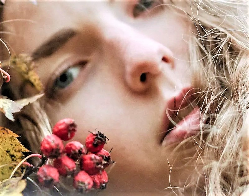 Napadi panike in občutek, da niste vredni sreče Nekateri posamezniki doživijo napad panike v situacijah, v katerih bi večina ljudi bila srečna in zadovoljna. A verjetno je marsikdo med vami že občutil tesnobo, notranjo stisko, kar se je manifestiralo še na fizični ravni, in sicer kot pretirano hitro bitje srca, lepljivo potenje in občutek, kot da bi želela 'skočiti iz lastne kože'.