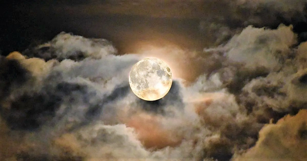 Nas polna luna res dela nore? e od antičnih časov so polne lune povezovali z nenavadnim in tudi norim obnašanjem ljudi, kar je vključevalo hojo v spanju, samomore, nelegalna početja, nasilje... Pa tudi legende o volkodlakih. V angleščini zato obstaja tudi izraz "lunatic", ki pomeni blaznež, norec ali duševni bolnik. Beseda "luna" izhaja iz latinščine, tako je bilo ime rimski boginji lune. In kdor ni verjel vanjo, ga je naredila norega.
